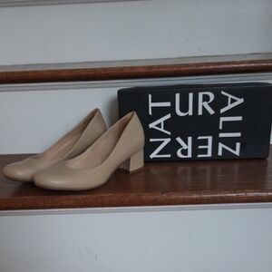 Naturalizer Donelle block heel pump in Tender Taupe size 6.5
